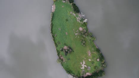 Overhead-rotating-shot-of-Penny-Island-in-Sloan-Lake,-Denver