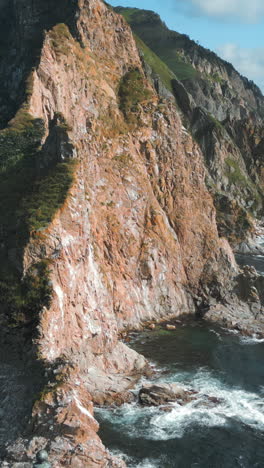 costa rocosa y acantilados