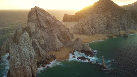 puesta de sol romántica con olas de colores y acantilados impresionantes