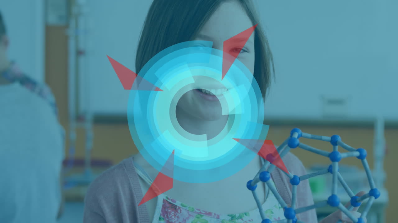 실험실에서 웃는 백인 소녀의 초상화에 대해 회전하는 추상적인 기하학적 원형 모양