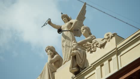 foco de atracción hacia las estatuas de ángeles en italia en un tiro majestuoso de ángulo bajo