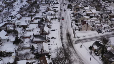 Una-Vista-Aérea-De-Un-Barrio-Suburbano-Por-La-Mañana,-Después-De-Una-Tormenta-De-Nieve