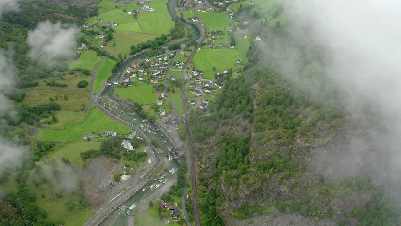 노르웨이의 작은 마을을 드러내는 수준의 영역 촬영