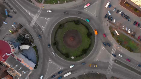 vista aérea de 4k del lapso de tiempo de la carretera de circunvalación con coches circulares.
