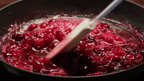 los arándanos congelados cocinando para el té o la mermelada, el fondo de cerca de las bayas de arándanos en la cocina, el chef haciendo pastel de postre saludable.