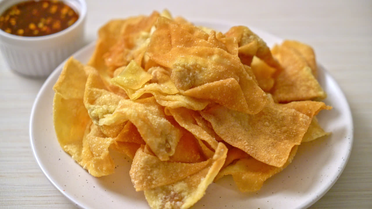 Wonton de cerdo frito con salsa