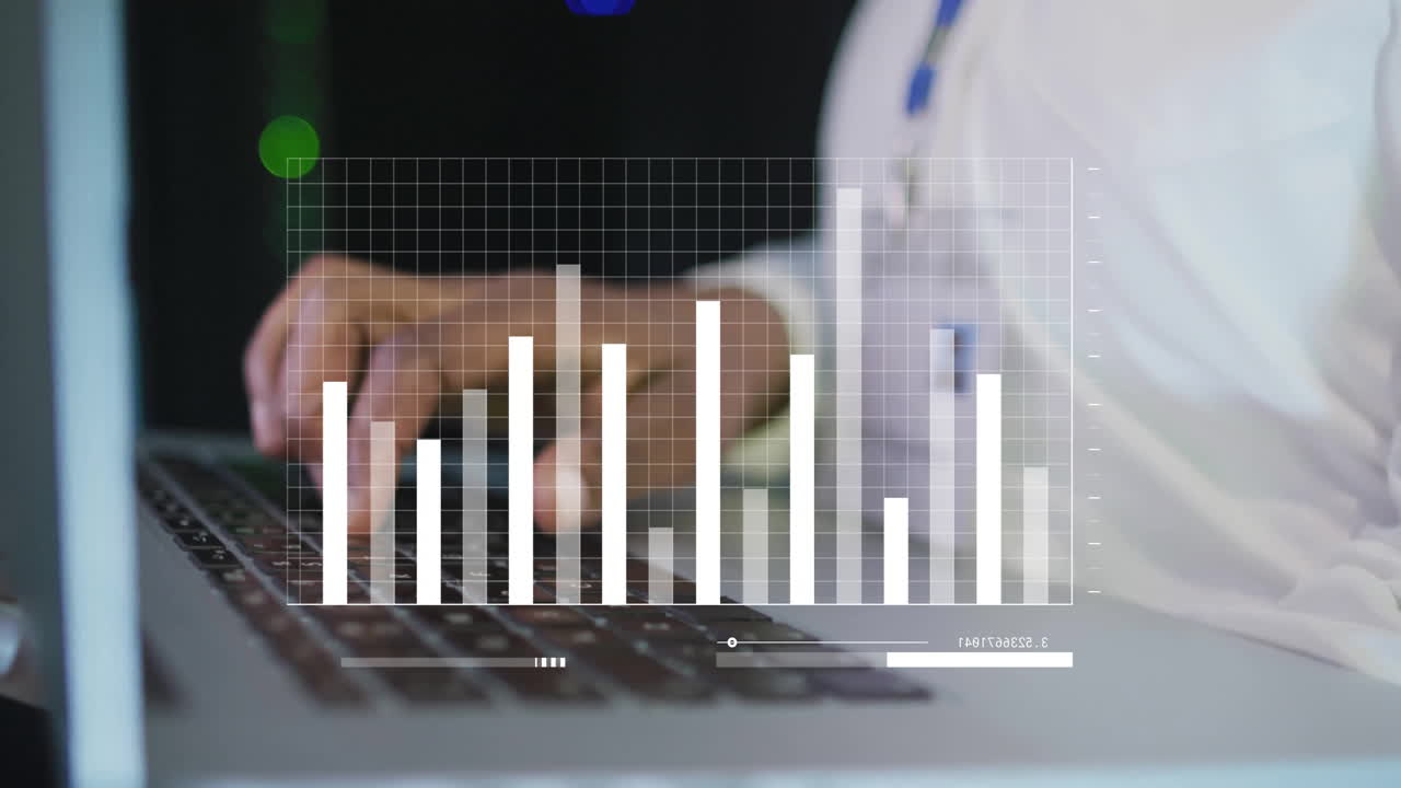 animación de procesamiento de datos y diagramas sobre hombre biracial usando computadora portátil