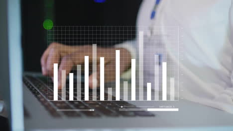 Animation-Der-Datenverarbeitung-Und-Diagramme-über-Einem-Mann-Mit-Gemischter-Abstammung,-Der-Einen-Laptop-Verwendet