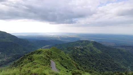 Carretera-Asfaltada-Con-Curvas-De-Montaña-Con-Un-Cielo-Espectacular-Por-La-Mañana