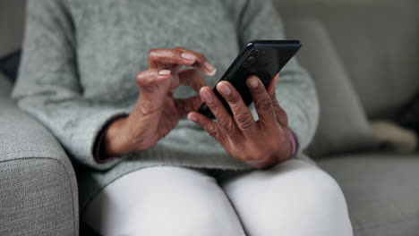 Hands,-old-person-and-smartphone