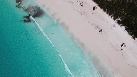 una vista de un dron ariel 4k mirando hacia abajo en la playa de lucky bay en el parque nacional cape le grand cerca de perth en australia occidental