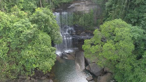 impresionante cascada en una exuberante selva tropical
