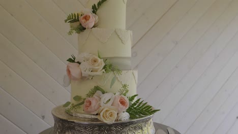 delicioso pastel de bodas blanco de tres niveles, decorado con flores naturales