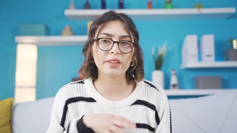 una mujer habladora que habla demasiado.