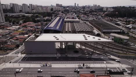 el dron desciende y luego se acerca a la estación de metro vila sônia en são paulo, brasil