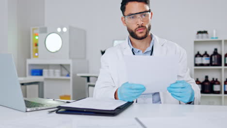 un científico masculino serio que mira los datos médicos
