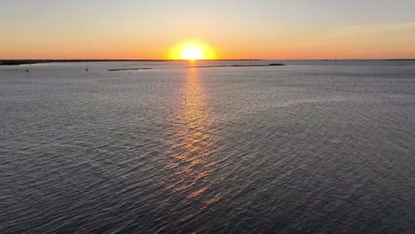 Antena-Del-Amanecer-Sobre-El-Río-Cooper-En-Charleston-Sc,-Carolina-Del-Sur