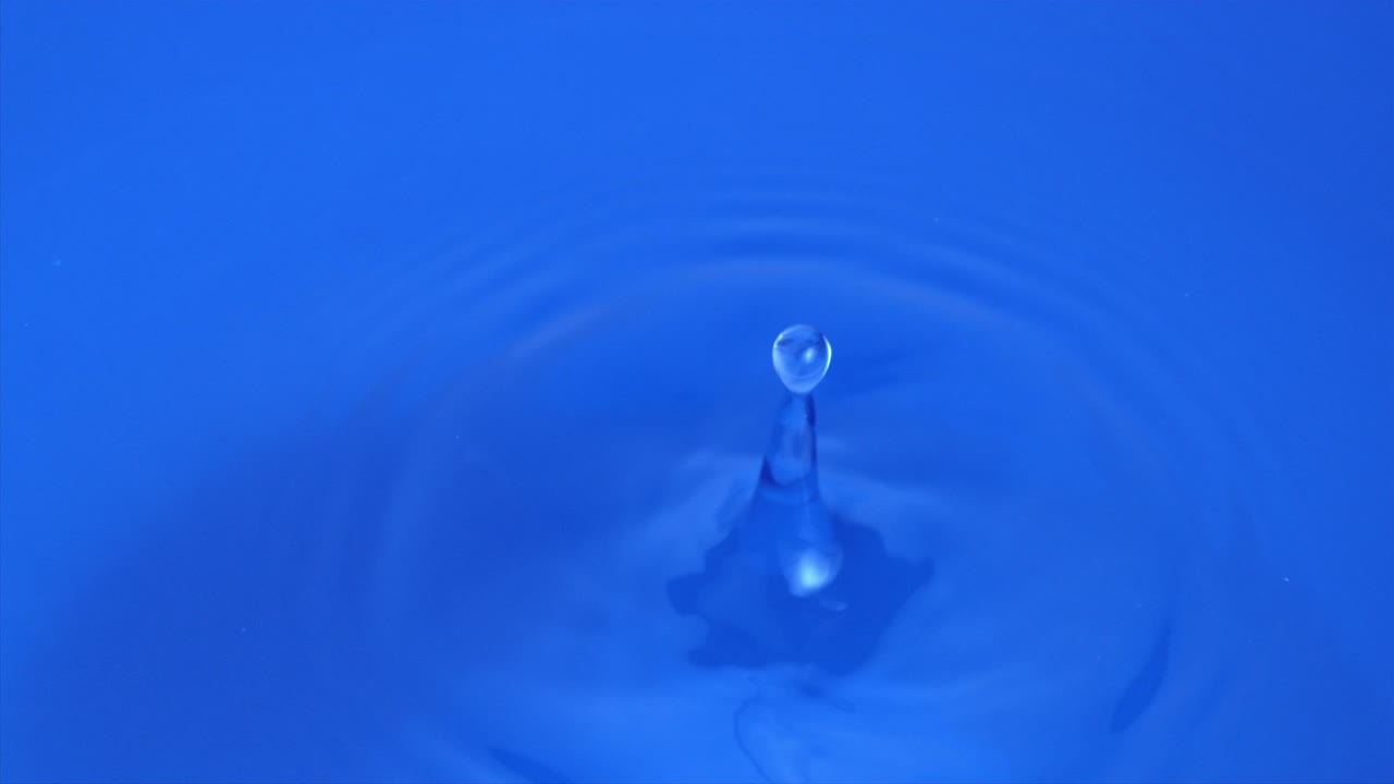 천천히 움직이는 물방울