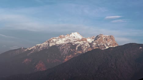 increíble lapso de tiempo de las dolomitas montañas en el norte de italia al atardecer