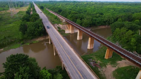 Imágenes-Aéreas-De-La-Autopista-377-Sobre-Denton-Creek-En-Texas