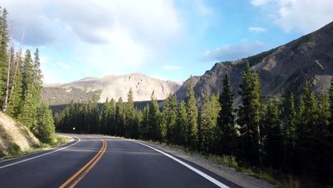 Imágenes-Pov-De-Conducción-En-Las-Montañas-Rocosas-De-Colorado