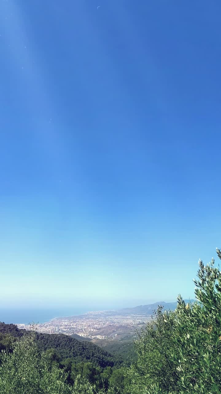 Vista panoramica di città costiera e oceano dalla cima della montagna