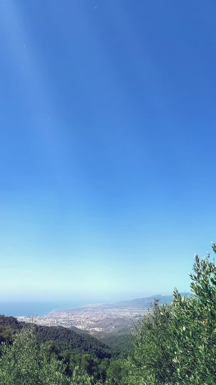 Vista panoramica di città costiera e oceano dalla cima della montagna