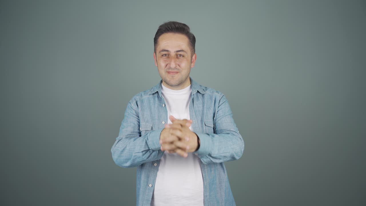 카메라를 보는 남자가 자신감을 나타 ⁇ 니다.