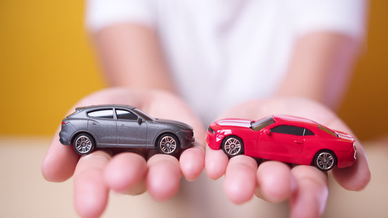 보험, 구매, 임대, 연료 또는 서비스 및 수리 비용에 대한 여성 개념의 손에 장난감 자동차