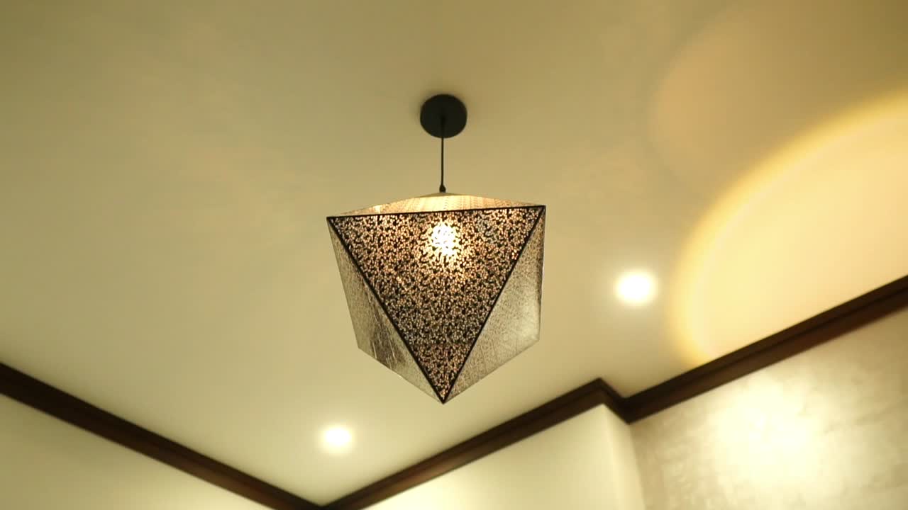 삼각형 모양의 매달린 천장 전구 그늘