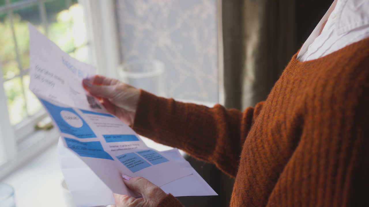 cerrar la mujer mayor abriendo el proyecto de ley de energía del reino unido preocupado por el costo de la vida crisis energética