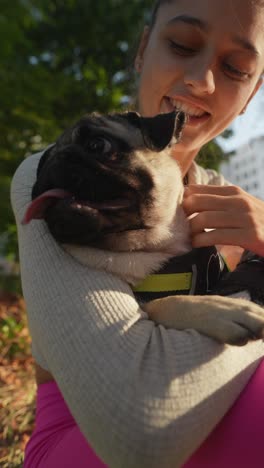 una chica con un perro pug