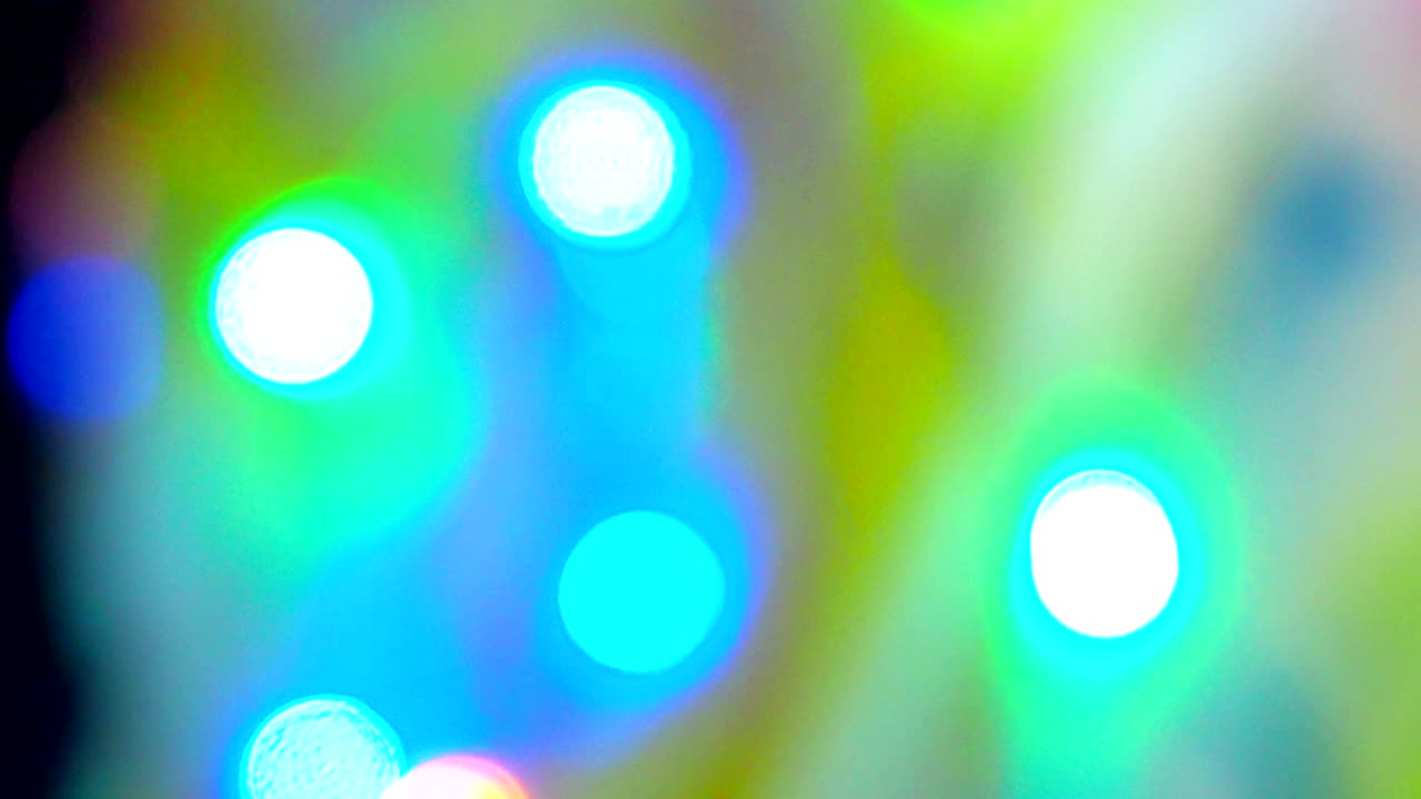 de movimiento de desfocado de luz colorida bokeh parpadear en la noche. fondo borroso abstracto. imágenes de 4k