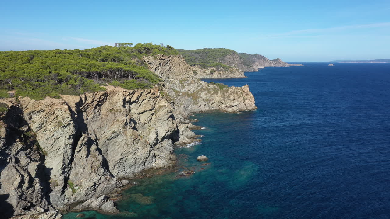 Klippen van Porquerolles, rotsachtig landschap, eiland Hyères, Frankrijk, luchtfoto, zonnig