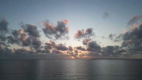 Puesta-De-Sol-En-El-Océano-índico-En-La-Playa-De-Uroa-En-La-Isla-De-Zanzíbar,-Tanzania-áfrica,-Tiro-Aéreo