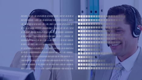 animación de codificación binaria y procesamiento de datos sobre personas de negocios que usan auriculares telefónicos