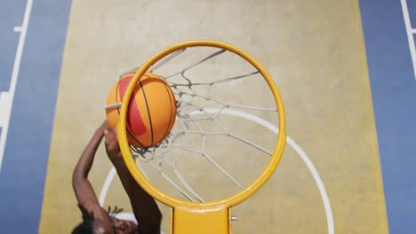 Afroamerikanische-Basketballspieler-Spielen-Basketball-4k