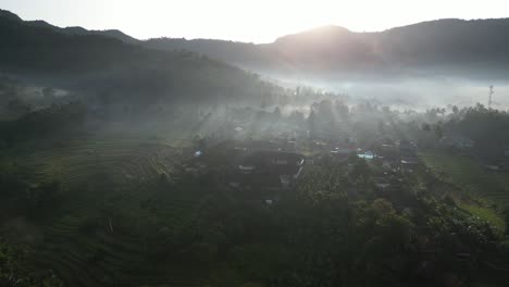 Berstende-Lichtstrahlen-über-Reisfeldern-Im-Osten-Von-Bali-Bei-Sonnenaufgang