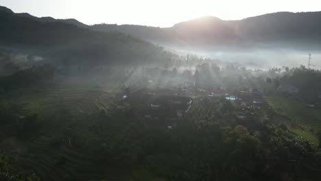 Estallidos-De-Rayos-De-Luz-Sobre-Campos-De-Arroz-En-El-Este-De-Bali-Durante-El-Amanecer.