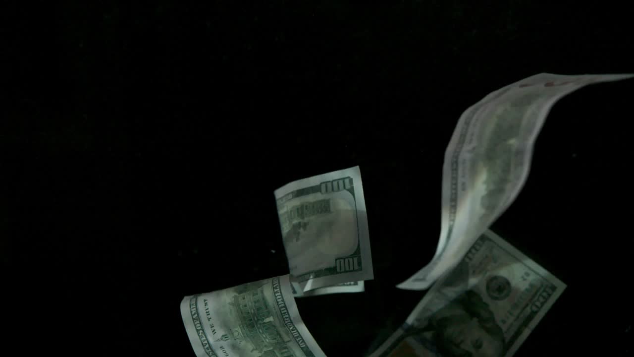 흑색 바탕에 떨어지는 캐나다 달러 지폐, 4k 로 루프가 가능, 고품질의 달러 지폐가 떨어지는 4k 로 러프가 가능