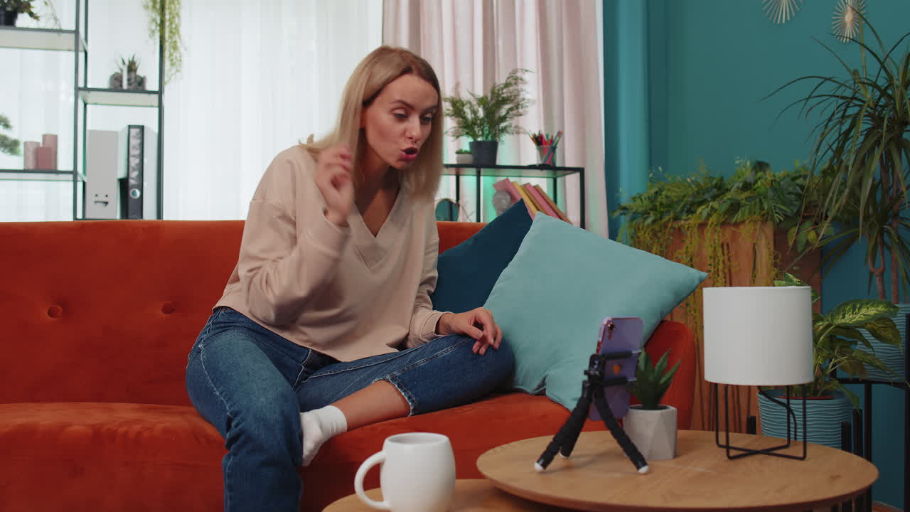 blogger influyente tomando una selfie en su teléfono inteligente, hacer un video virtual de redes sociales en línea en casa