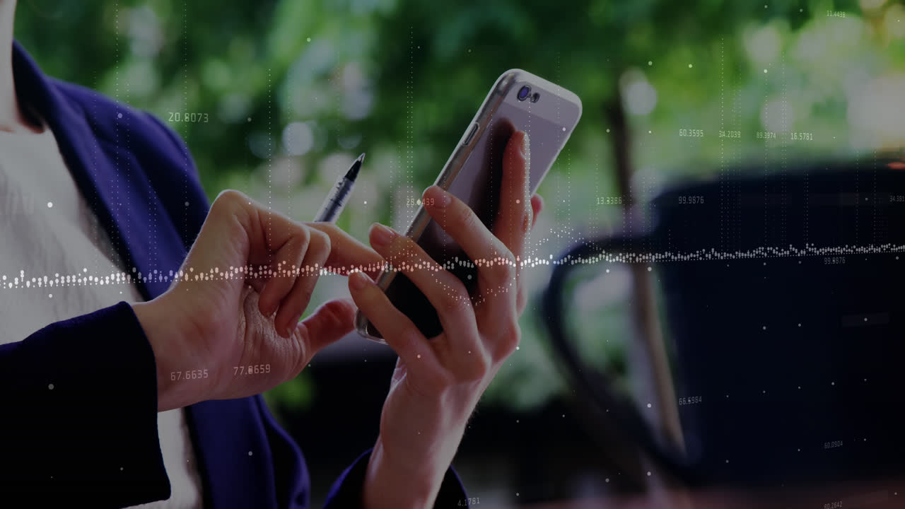 animación del procesamiento de datos sobre las manos utilizando un teléfono inteligente