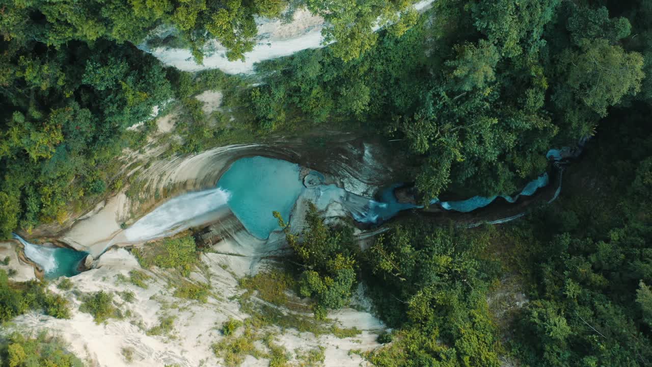 vista de arriba hacia abajo de la cascada cebu filipinas video de dron
