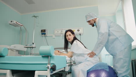 mujer embarazada en parto con un profesional médico