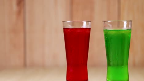 dos vasos sonando en un brindis de celebración