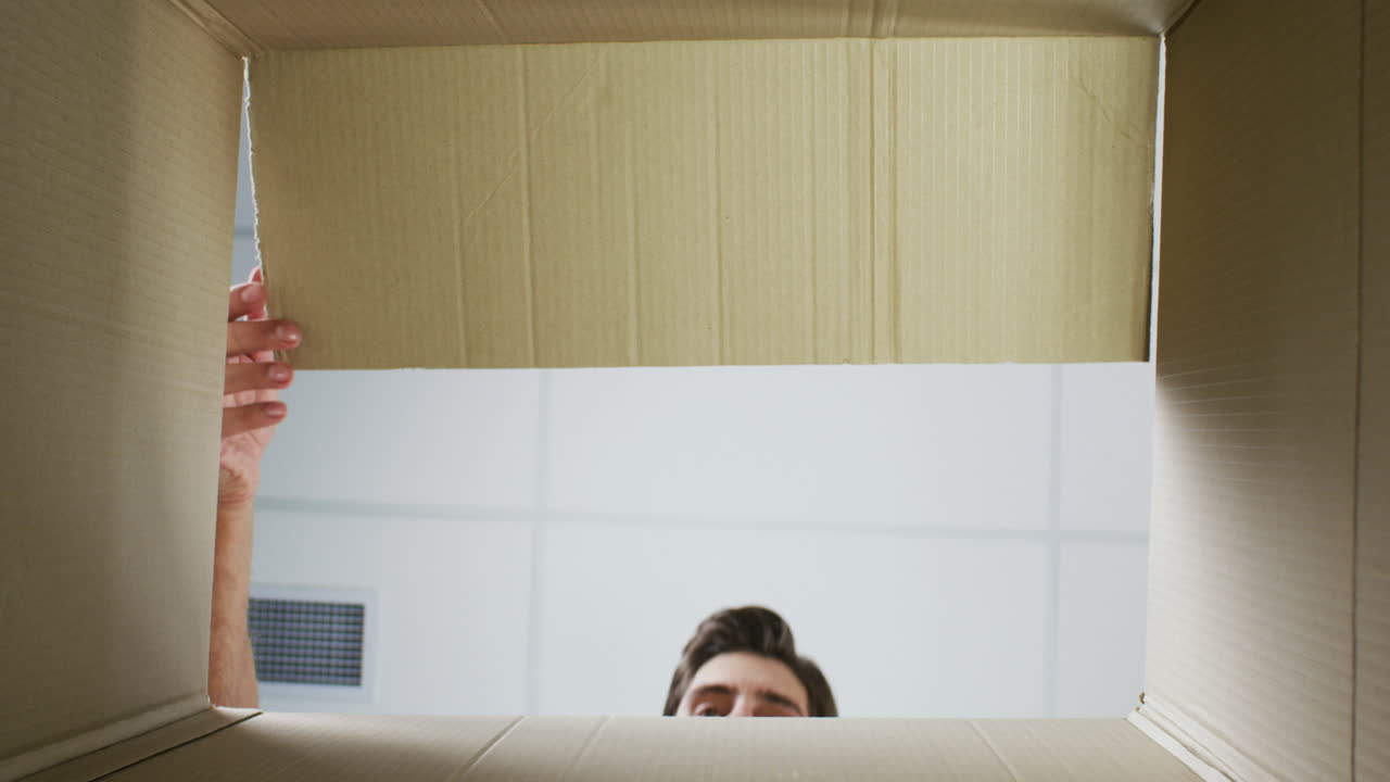 기쁜 남자 가 선물 상자 를 열고