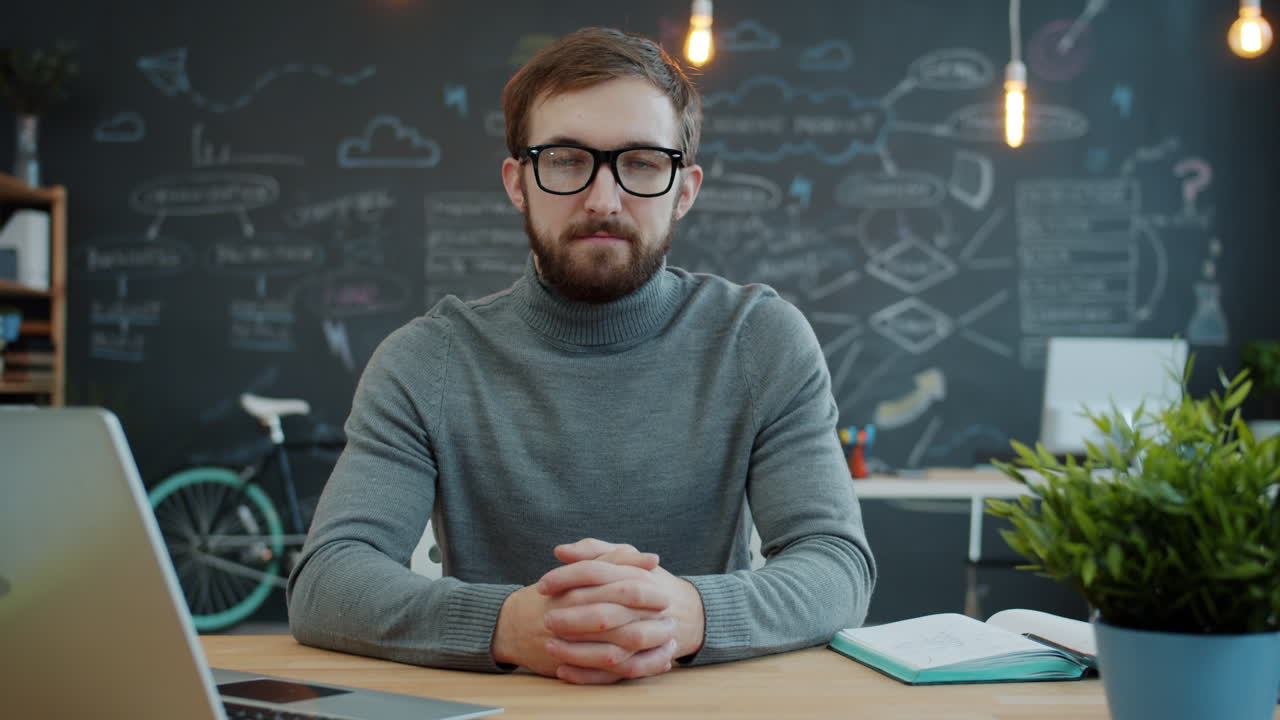 hombre de negocios en un entorno de oficina
