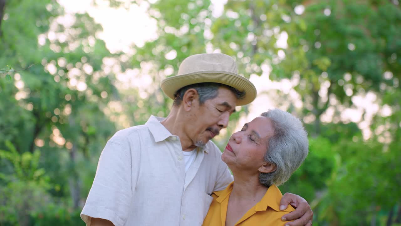 공원 에서 행복 한 노인 부부