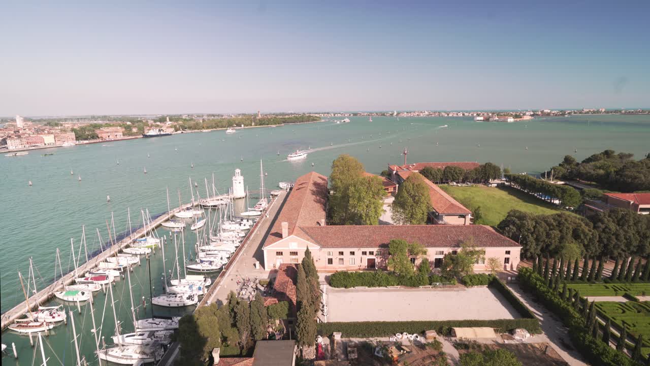 vista aérea de las islas de los canales de venecia y el lido desde la torre de san giorgio maggiore en un día soleado