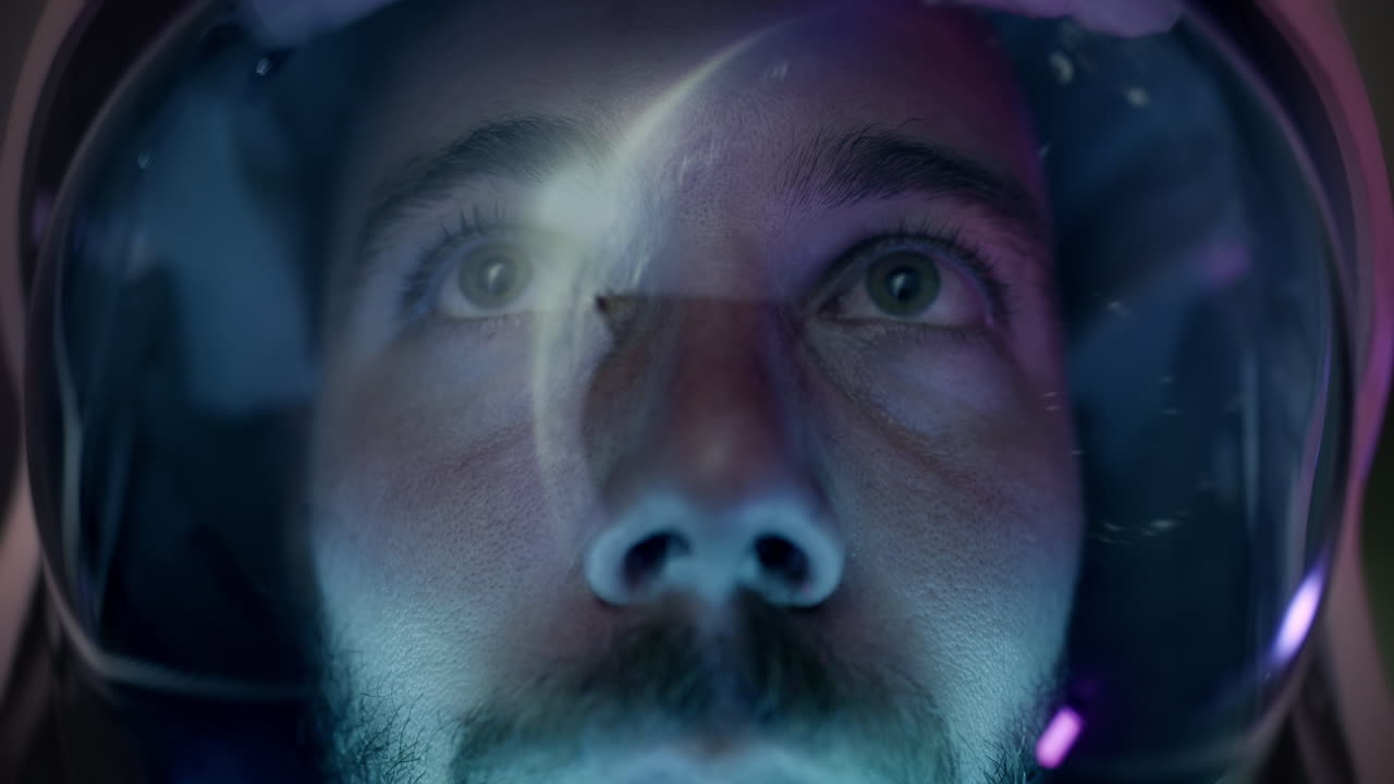 el rostro del astronauta en el casco espacial